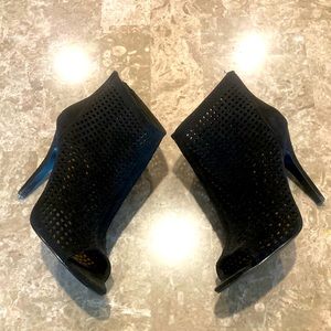 Chinese Laundry Booties. Sz9